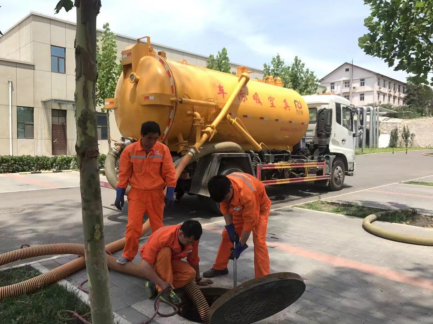 南康管道疏通车停在窨井附近